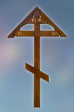 Крест на могилу из сосны «Домик» (тёмный , светлый)
